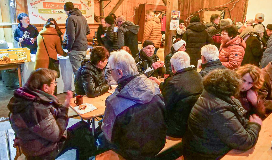 Schützinger Fest entpuppt sich als großer Wurf Beim Glühweinfest können sich die Gäste stärken, um dann beim Weihnachtsbaum-Weitwurf (siehe Foto unten) ihr Glück zu versuchen. Fotos: Friedrich