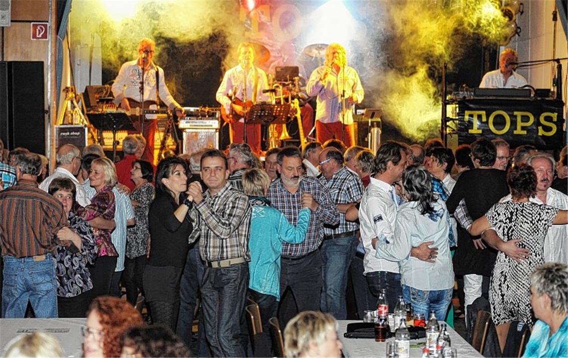 Beim Herbstball des FV Knittlingen ist die Tanzfläche gut gefüllt.