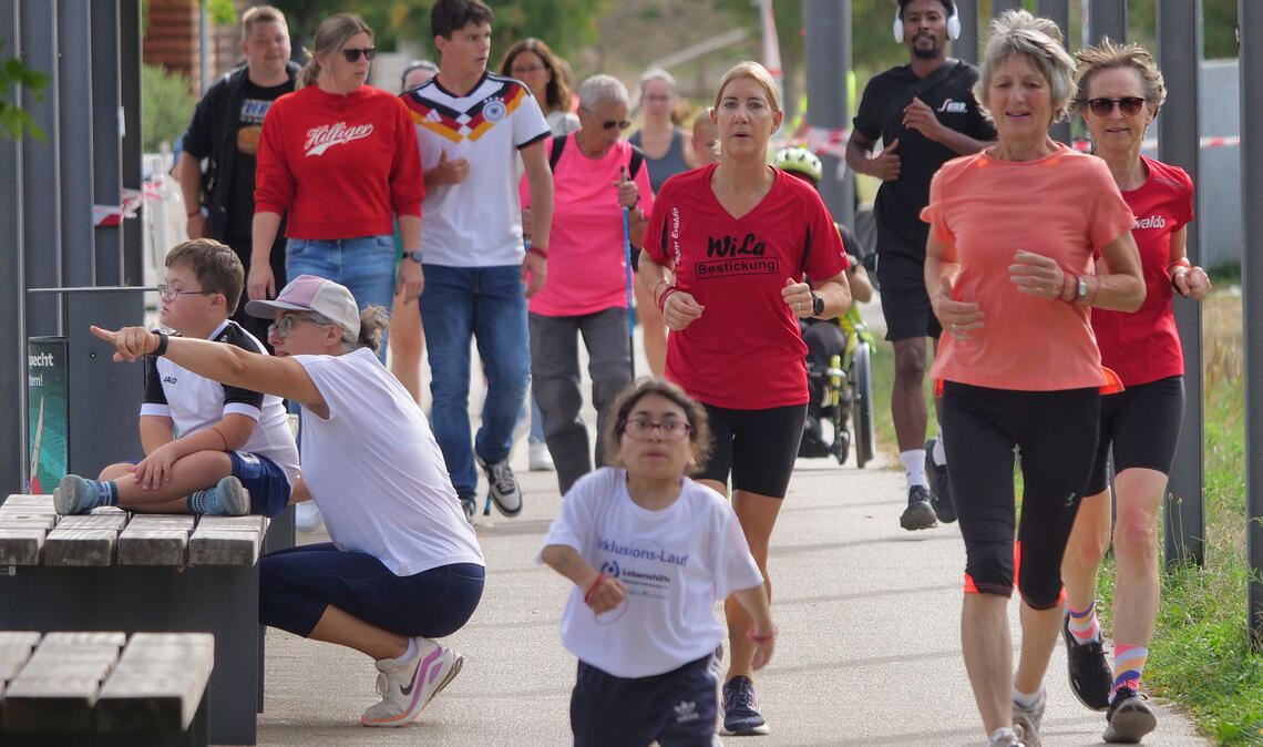 Beim Inklusionslauf machen alle mit – egal ob mit oder ohne Handicap. Die Benefizaktion dient dem guten Zweck. Fotos: Friedrich