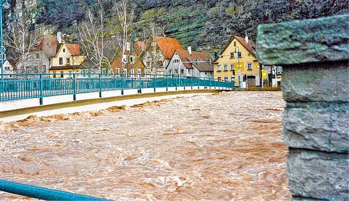 Beim Jahrhunderthochwasser 1993 stieg die Flut an der Herrenwaagbrücke in Dürrmenz bedrohlich an. Foto: privat