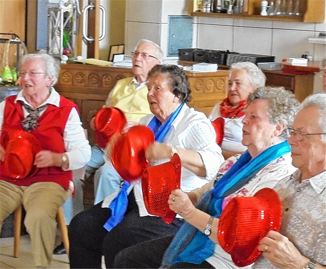 Senioren tanzen gerne auch im Sitzen
