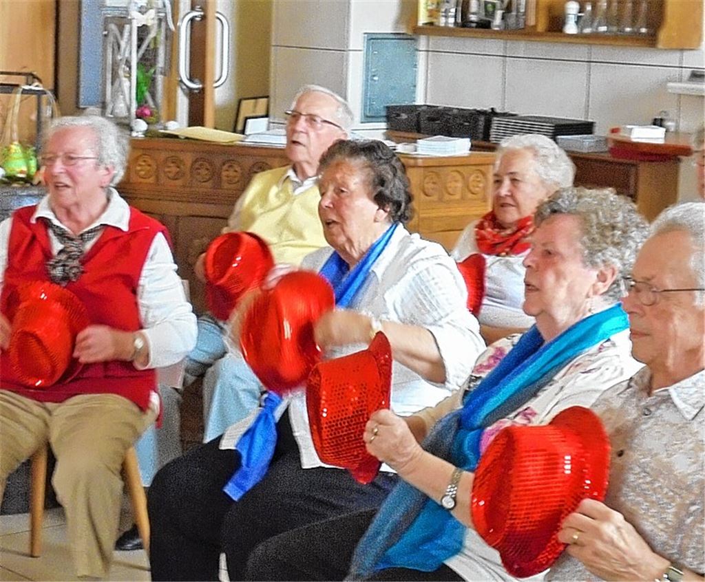 Senioren tanzen gerne auch im Sitzen