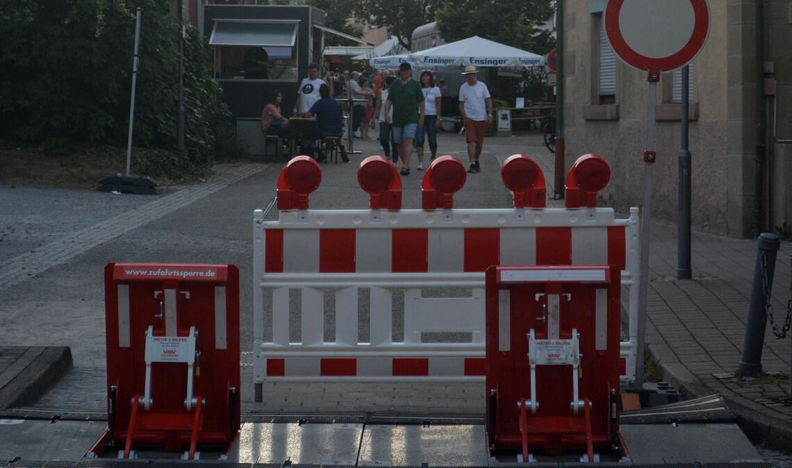 Beim Kelterfest im Juni hat die Gemeinde Illingen zum Schutz der Besucher absenkbare Sperren gemietet. Außerdem sind auch schon Betonsperren bei Veranstaltungen zum Schutz der Besucher zum Einsatz gekommen. Fotos: Archiv Stahlfeld