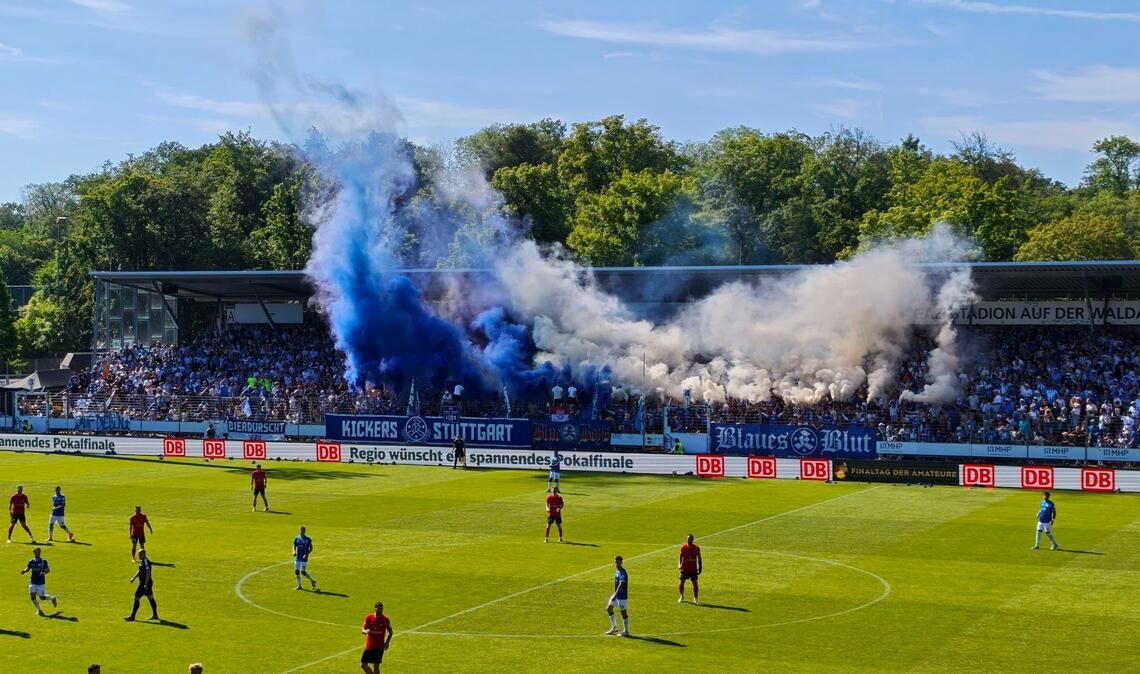 Beim Kickers-Spiel gegen Großaspach kam es  zu mehreren Zwischenfällen, die nun die Polizei beschäftigen.