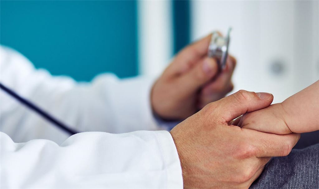 Beim Kinderarzt sind junge Patienten in guten Händen. In der Region finden aber längst nicht mehr alle Eltern einen Mediziner, der sie aufnimmt.Foto: Rostislav Sedlacek – stock.adobe.com