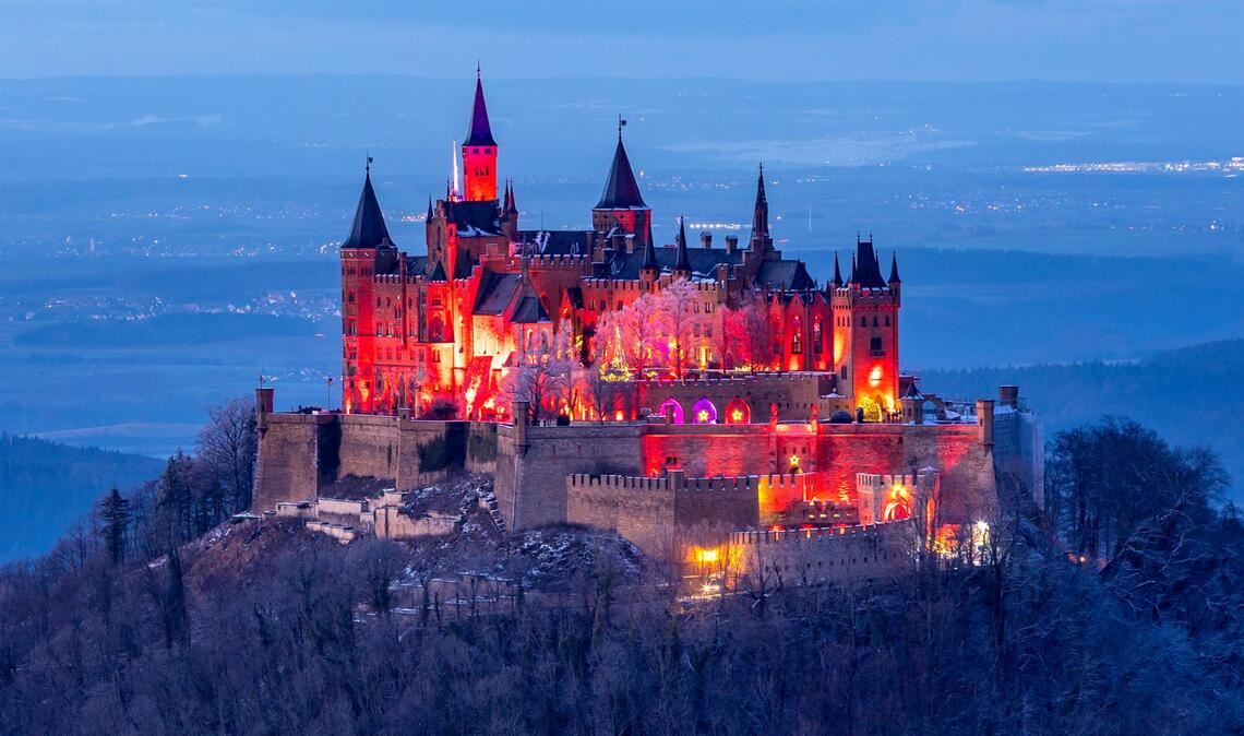 Beim Königlichen Winterzauber leuchtet die Burg Hohenzollern rot, aber trotzdem ganz unpolitisch.