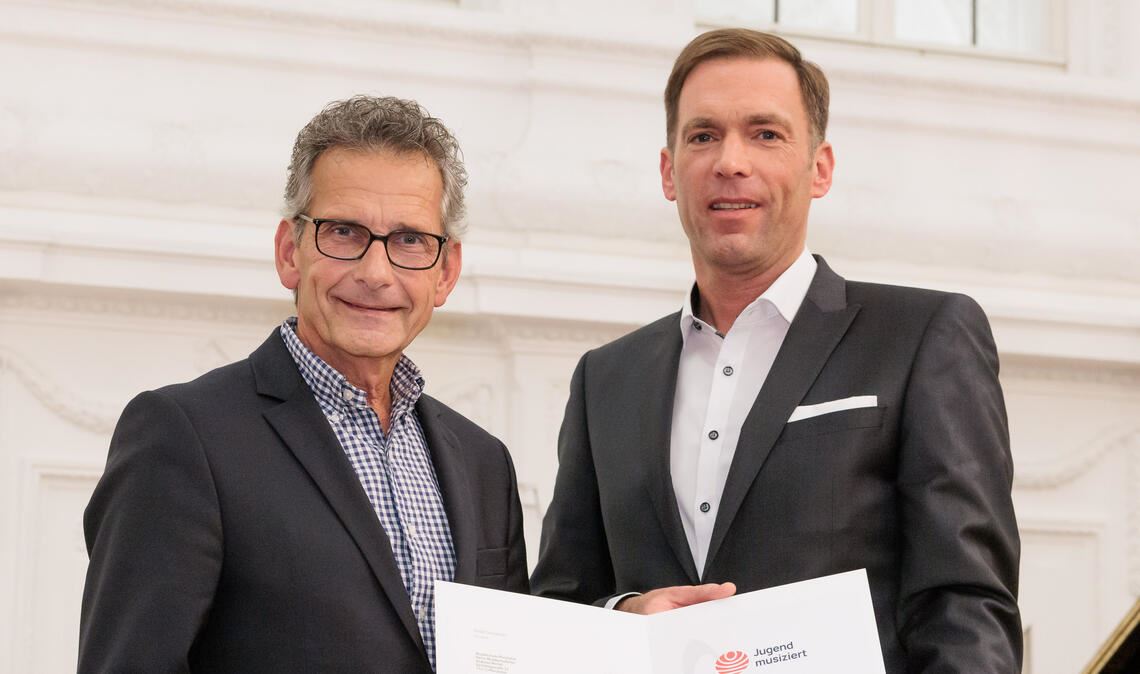Beim Konzert überreicht Sven Eisele (re.), Vorstandsmitglied der Sparkasse, den Förderpreis an Andreas Michel von der Musikschule Pforzheim.Foto: Landesmusikrat/Potente