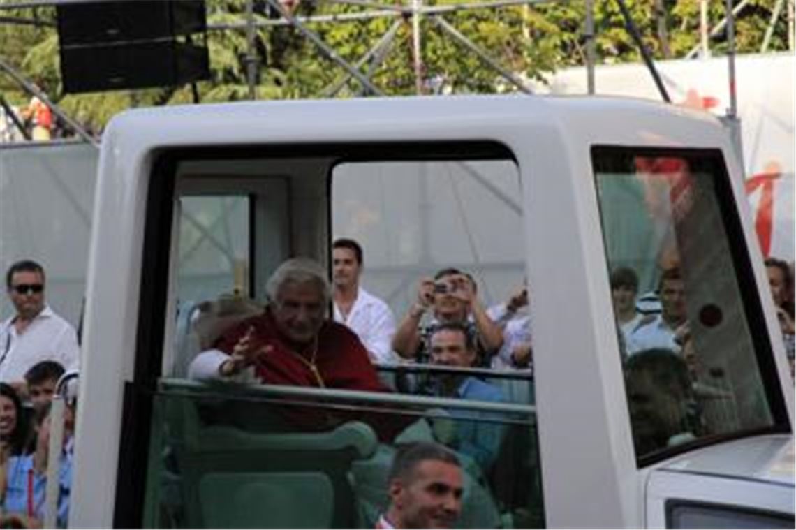 Beim Kreuzweg erleben die Christen aus Pforzheim und dem Enzkreis den Papst aus nächster Nähe  wie dieses Bild beweist. Foto: privat