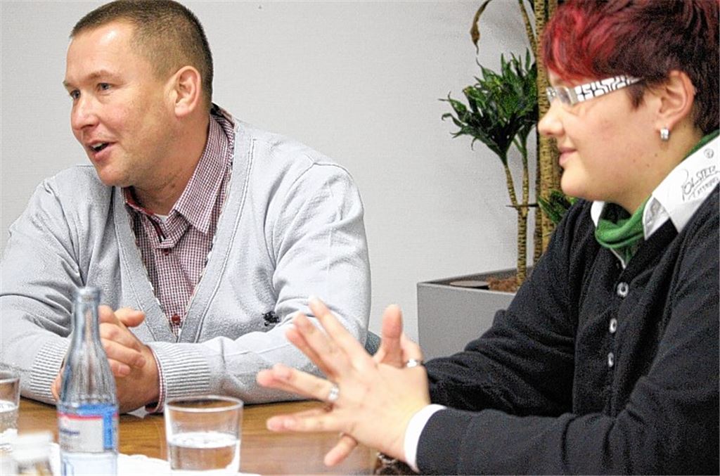 Beim MT-Redaktionsgespräch: Mirko Schindler, dessen Firma Polster Catering bei der Gartenschau für das leibliche Wohl sorgt und ein Restaurant am Waldensersteg baut, zusammen mit Cindy Peters, die während der Veranstaltungsmonate für das Catering verantwortlich sein wird.