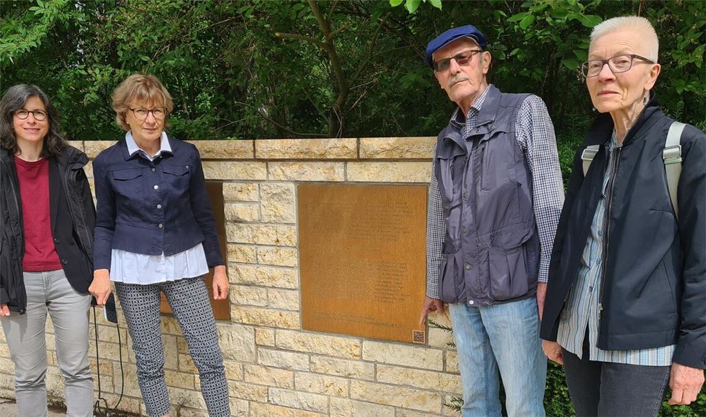 Beim Mahnmal für die Opfer des Nationalsozialismus machen Stadtarchivleiterin Klara Deecke (v. li.), Claudia Baumbusch (stellvertretende Kulturamtsleiterin) und die Historiker Gerhard und Brigitte Brändle auf den Nachtrag zur Dokumentation der „Euthanasie“-Verbrechen in Pforzheim aufmerksam.  Foto: Metzbaur