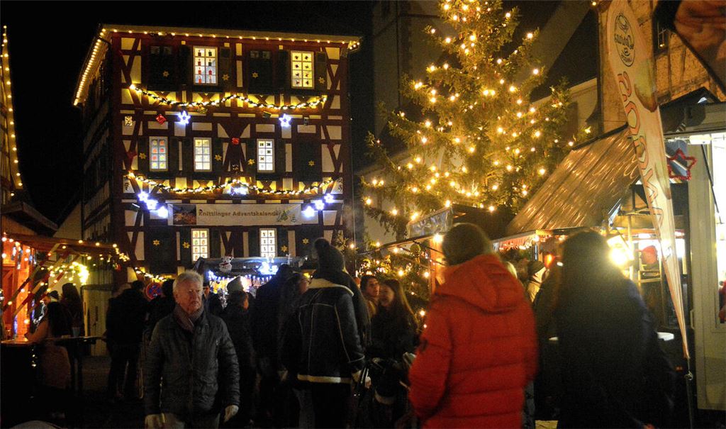 Beim Markt in Knittlingen bietet das festlich geschmückte und beleuchtete Faust-Museum wieder einen besonderen Blickfang. Fotos: Stahlfeld