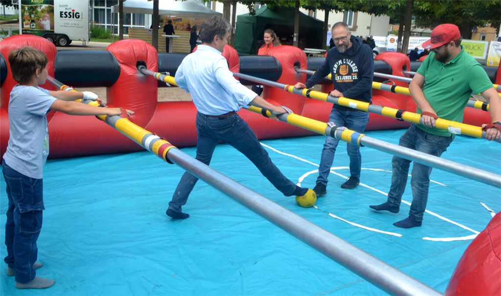 Beim Menschenkicker in den Enzgärten macht auch Mühlackers Citymanager Steffen Roller (2.v.re.) mit. Fotos: Stahlfeld