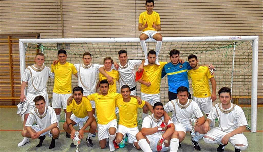Beim Mitternachtsturnier erzielen „Samba Soccers“ (gelbe Trikots) und „Los Turkos“ (weiße Trikots) der Mobilen Jugendarbeit Mühlacker den ersten und den dritten Platz. Foto: Bischoff-Krappel