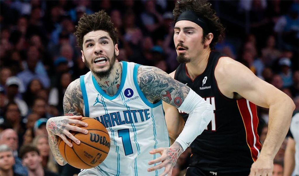 Beim NBA-Play-in-Spiel zwischen Charlotte Hornets - Miami Heat sorgte ein Bildaussetzer für Ärger.