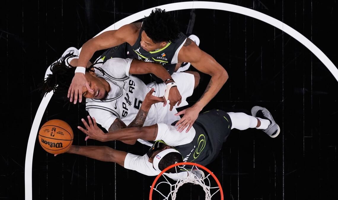Beim NBA-Spiel der San Antonio Spurs gegen die Minnesota Timberwolves wird Stephon Castle (l) von den Spurs von Mike Conley von den Timberwolves geblockt.