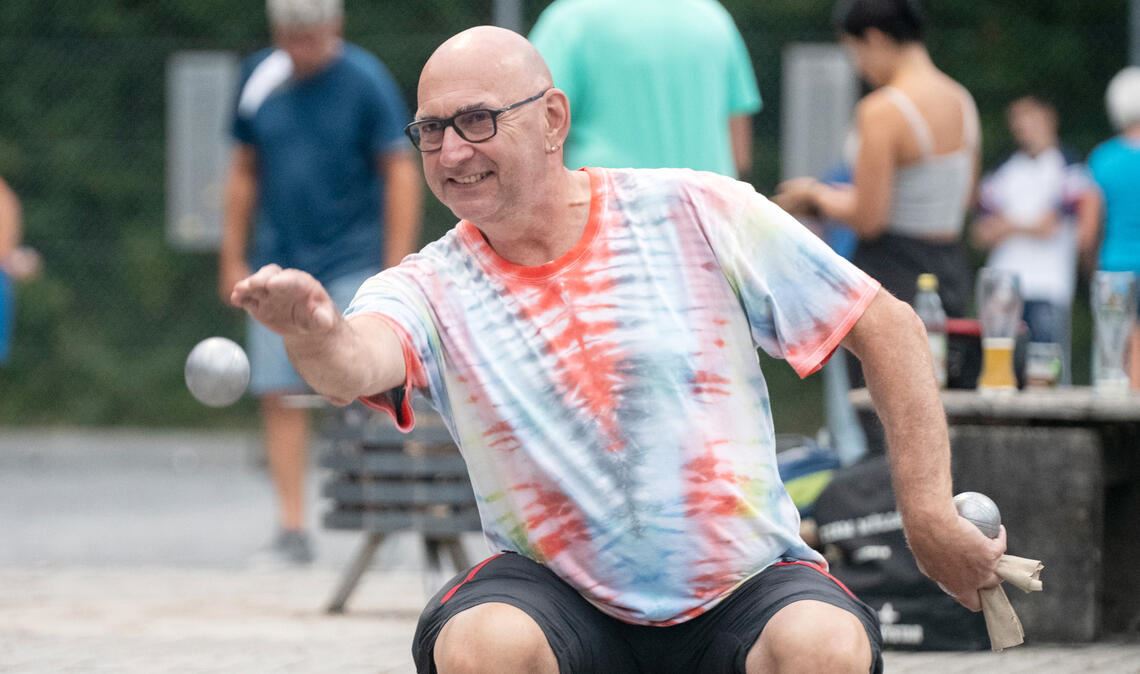 Beim Nachtturnier „Rock-Nocturne“ schickt Ecki Buhl eine Stahlkugel auf die Reise. Konzentration, Technik und ein gutes Auge sind bei der Sportart Boule wichtig. Fotos: Fotomoment