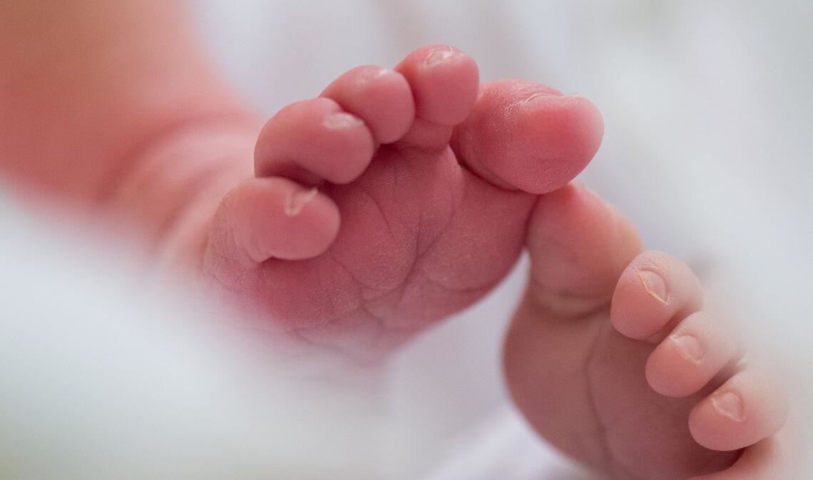 Beim Neugeborenen-Screening kommen neue Untersuchungen hinzu. (Symbolblid)