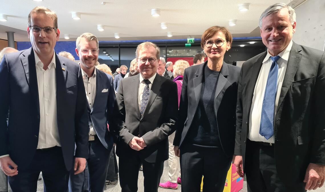 Beim Neujahrsempfang begrüßen Professor Dr. Erik Schweickert (v.li.), Europakandidat Johannes Baumbast, Rainer Semet und Dr. Hans-Ulrich Rülke (re.) Bundesbildungsministerin Bettina Stark-Watzinger an der Hochschule Pforzheim. Foto: Metzbaur