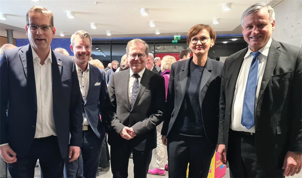 Beim Neujahrsempfang begrüßen Professor Dr. Erik Schweickert (v.li.), Europakandidat Johannes Baumbast, Rainer Semet und Dr. Hans-Ulrich Rülke (re.) Bundesbildungsministerin Bettina Stark-Watzinger an der Hochschule Pforzheim. Foto: Metzbaur