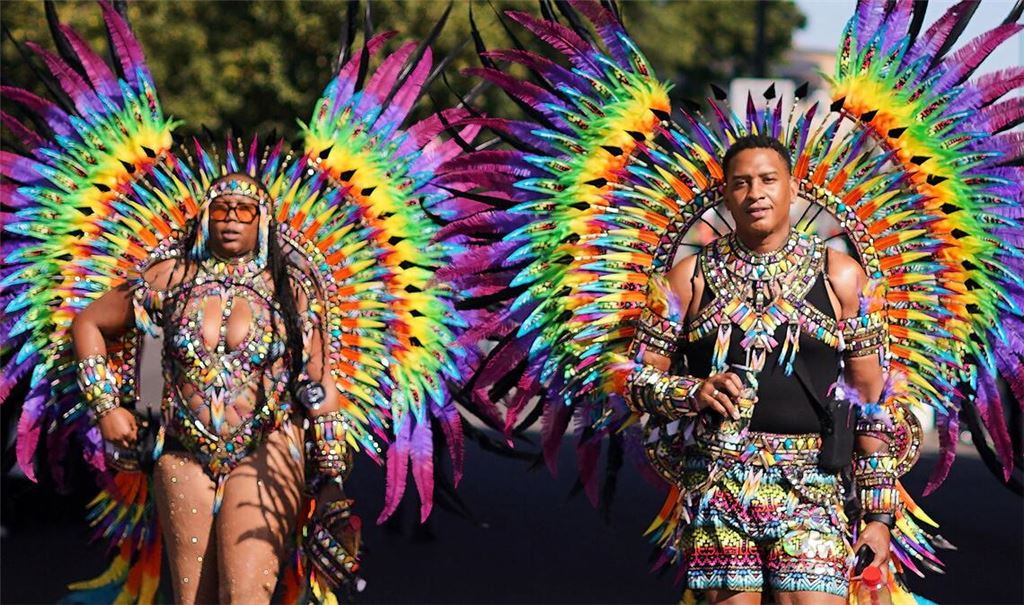 Beim Notting Hill Carnival gibt es bunte Kostüme, viel nackte Haut und karibische Rhythmen.