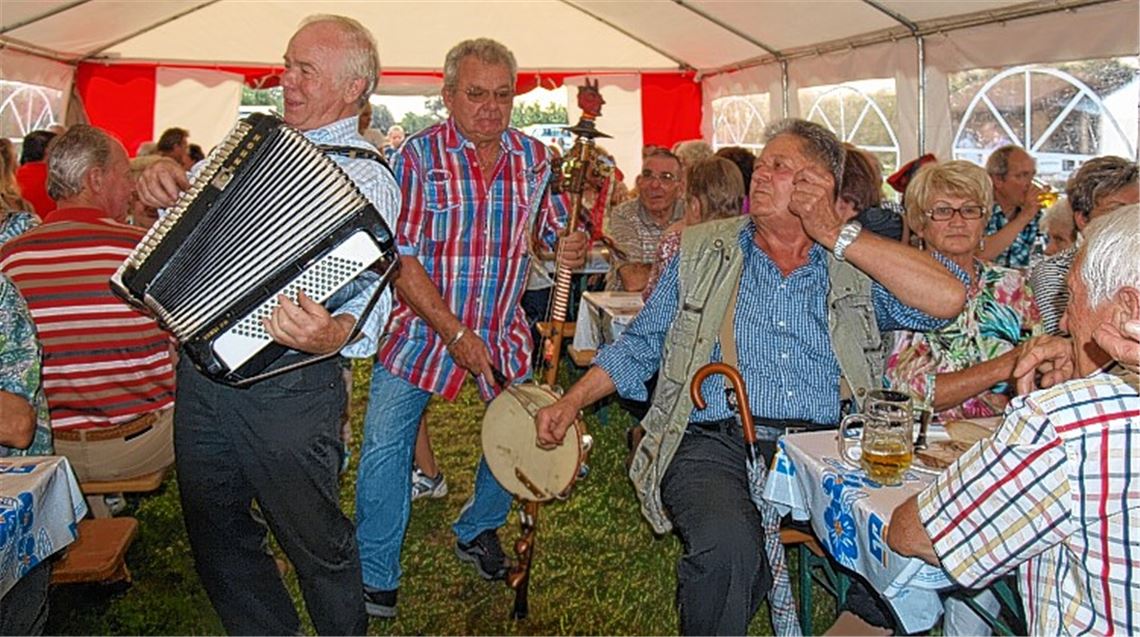 Beim OGV-Sommerfest „steppt der Bär“. Auch mit den Volksliedern lässt sich Stimmung machen, wie Martin Gutjahr und Hartmut Zoller mit Akkordeon und Schellenbaum beweisen.