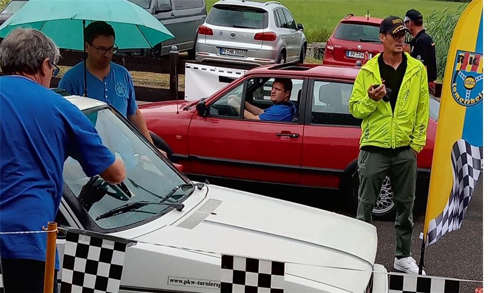 Beim Parcours-Turnier beim RKV Lomersheim trotzen die Starter dem Regen.