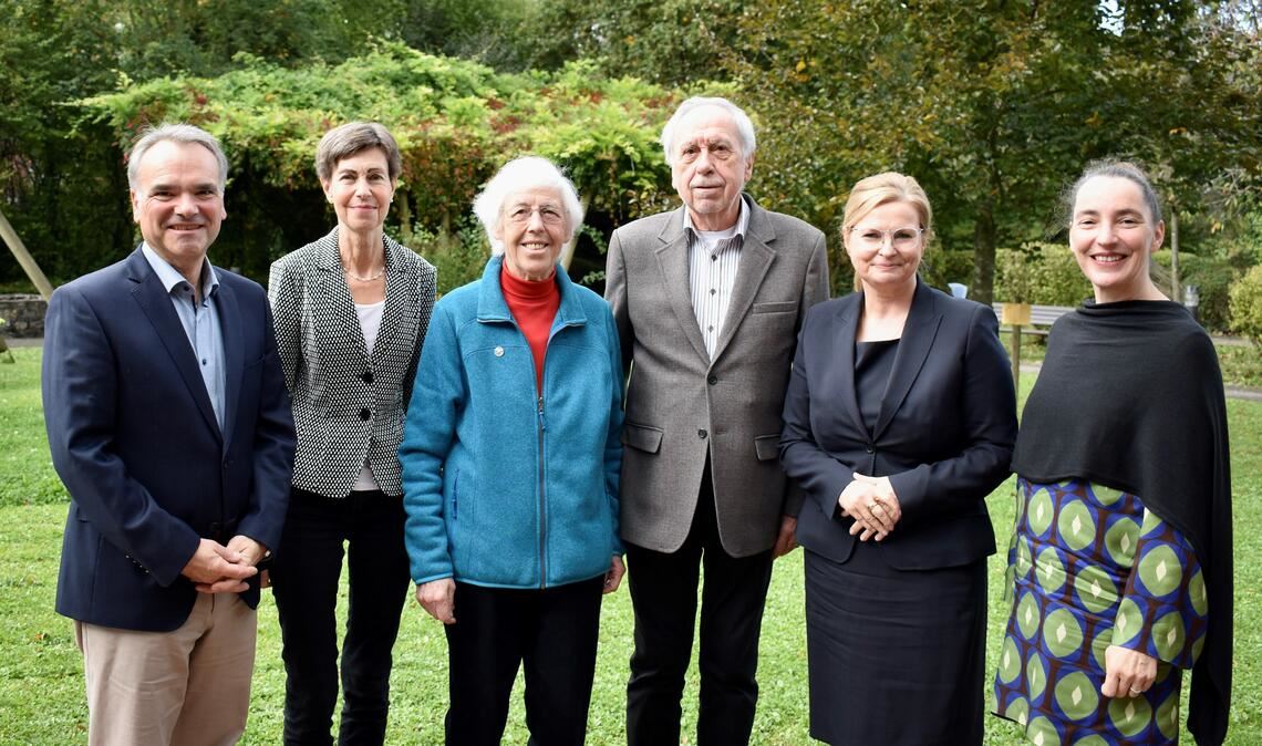 Beim Patroziniumsfest des Seniorenzentrums St. Franziskus (v.li.): Einrichtungsleiter Markus Schellinger, Ursula Günster von der St. Franziskus Stiftung, Erika Langner von der Erika Langner Stiftung, Thomas Reuther, Seniorexperte für das Stiftungswesen, Pia Teresia Franke, Vorständin der Keppler-Stiftung, und Angelika Hipp, Vorständin der Caritas-Stiftung „Lebenswerk Zukunft“. Foto: privat