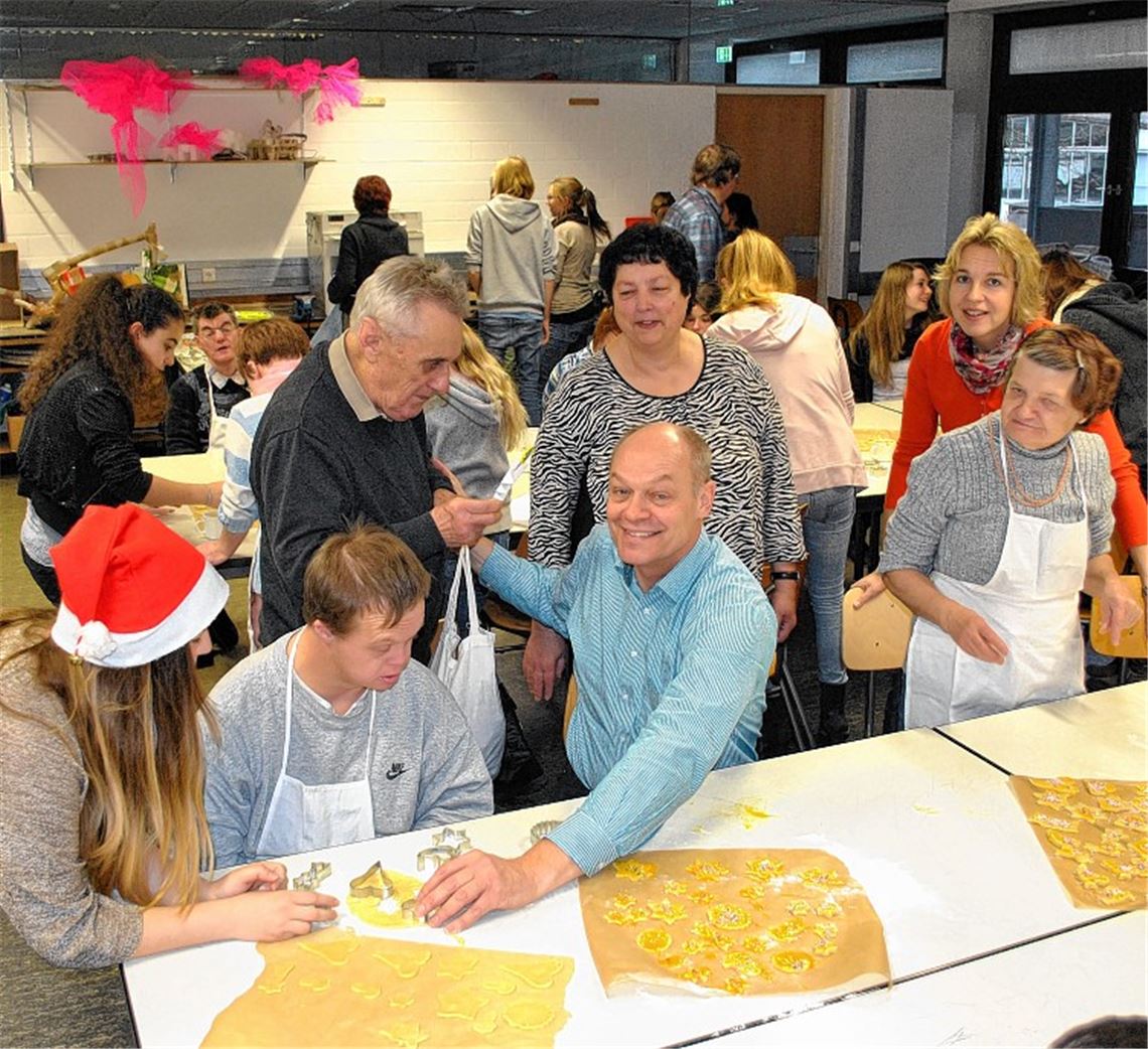 Beim Plätzchen backen Gemeinschaft erleben: Schulleiter Thomas Mühlbayer (vorne sitzend), Lebenshilfe-Vorsitzende Gabriele Higer und Sandra Sailer (dahinter stehend), Geschäftsführerin der Lebenshilfe und Mitglied beim Lions-Club Mühlacker. 