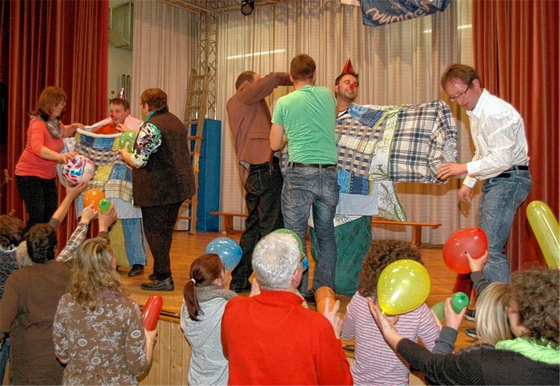Beim Publikumswettbewerb gilt es, die Clownskostüme von Bauernsprecher Ulrich Hauser (2.v.li.) und VLF-Vorstandsmitglied Jan Jaggy (2.v.re.) mit Luftballons auszupolstern.