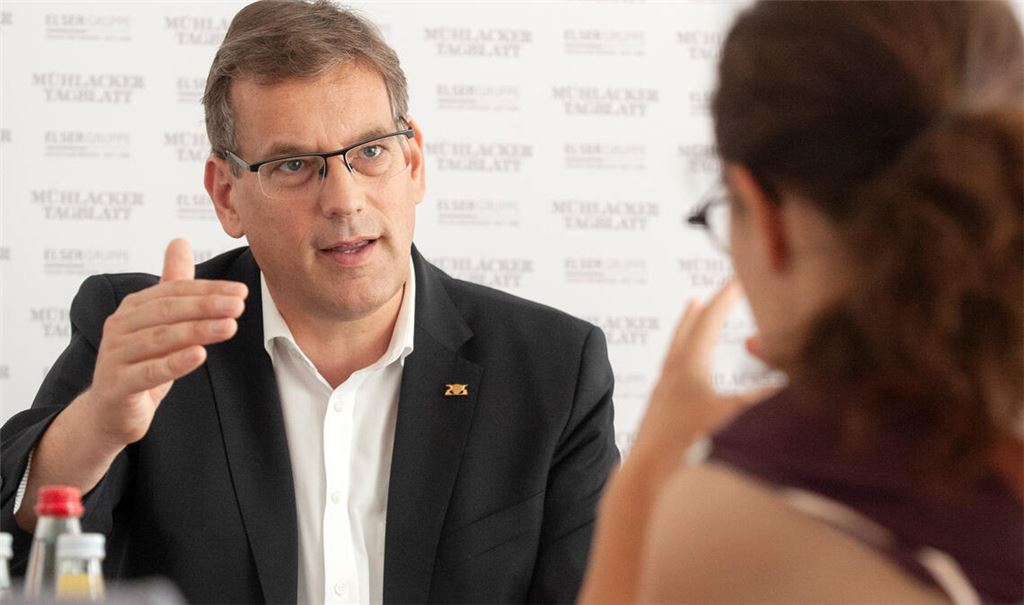 Beim Redaktionsgespräch macht der Liberale Professor Dr. Erik Schweickert deutlich: Er hat nach wie vor noch viel Spaß an der Politik – egal in welcher Funktion. Foto: Fotomoment