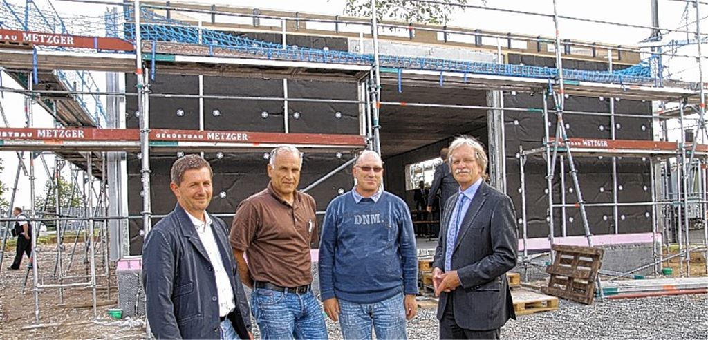 Beim Richtfest (v. li.): Architekt Markus Pfeil, Wolfgang Hagenbuch von der Firma HS-Bau, Uwe Pfisterer (Stadtwerke) und Jürgen Meeh, Geschäftsführer der Stadtwerke. Foto: Sadler