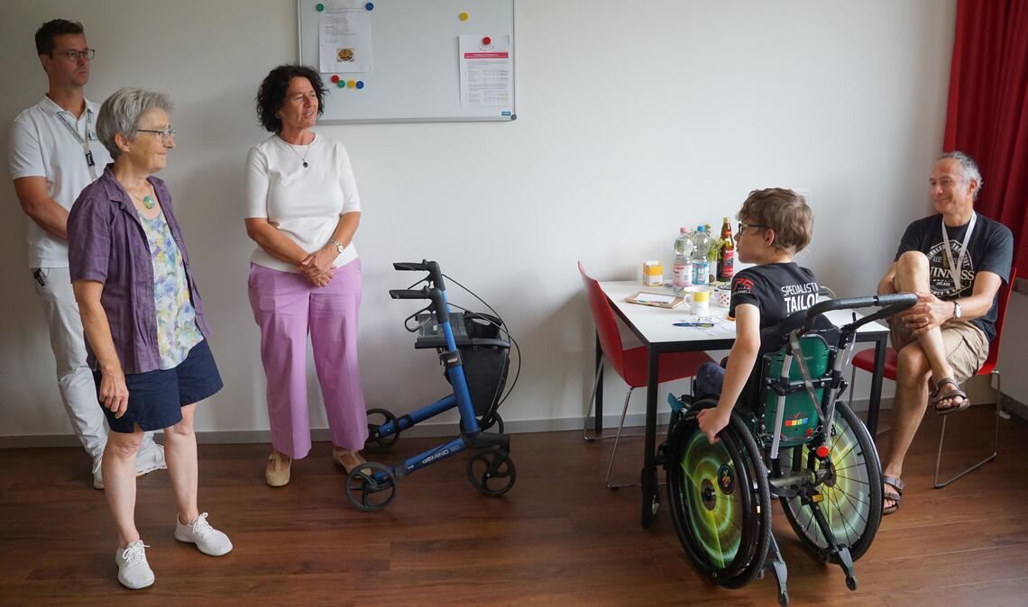 Beim Rundgang durch das Kinderzentrum Maulbronn (v. li.): Professor Dr. Nikolas Boy, der Ärztliche Direktor des KIZE, die Landtagsabgeordnete Stefanie Seemann, Staatssekretärin Petra Krebs, der 14-jährige Patient Pepe und sein Vater. Fotos: Bastian