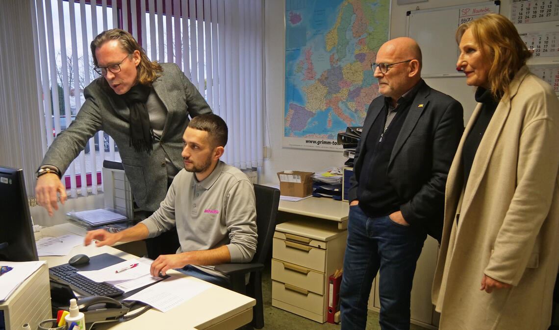 Beim Rundgang informieren sich Minister Winfried Hermann und die Landtagsabgeordnete Andrea Schwarz bei Thomas Balmer (li.) und Mitarbeiter Ioannis Pallikaris über die Abläufe im Betrieb. Foto: Friedrich