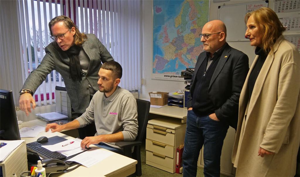 Beim Rundgang informieren sich Minister Winfried Hermann und die Landtagsabgeordnete Andrea Schwarz bei Thomas Balmer (li.) und Mitarbeiter Ioannis Pallikaris über die Abläufe im Betrieb. Foto: Friedrich