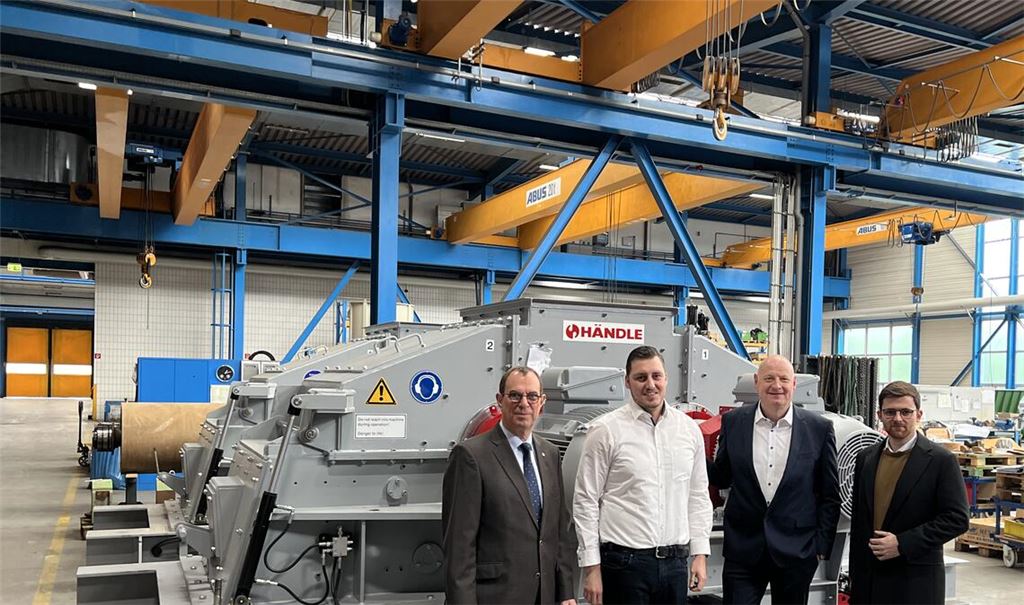 Beim Rundgang (v.li.): Oberbürgermeister Frank Schneider, Wirtschaftsförderer Mirko Elinger, Geschäftsführer Andreas Treut und Area-Sales-Manager Jan Böhringer. Foto: privat