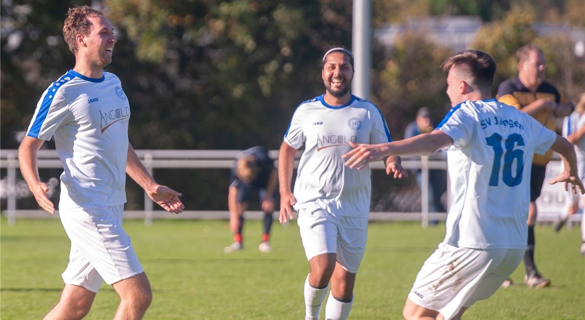 Beim SV Illingen gab es zuletzt wenig zu lachen, doch nach dem ersten Saisonsieg gegen die SGM Sachsenheim strahlen alle Spieler um die Wette. Foto: Fotomoment