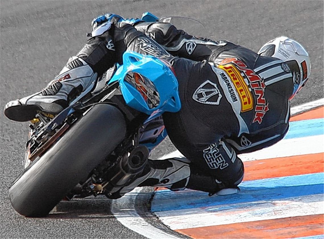 Beim Saisonfinale auf dem Lausitzring bietet Dominik Vincon im ersten Lauf seinen Konkurrenten nur die Rückansicht und feiert seinen ersten Sieg in diesem Jahr. Foto: Korn