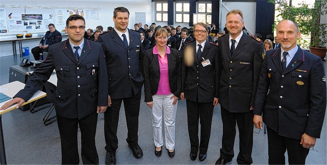 Beim Seminar im Komm-In (v. li.): Bekir Ince, Leiter der Jugendfeuerwehr Sternenfels, Kreisjugendleiter Martin Lurger, Bürgermeisterin Sigrid Hornauer, Bildungsreferenttin Sina Schütze, Landesjugendleiter Thomas Häfele und der Sternenfelser Kommandant Klaus Riekert. Foto: Fotomoment