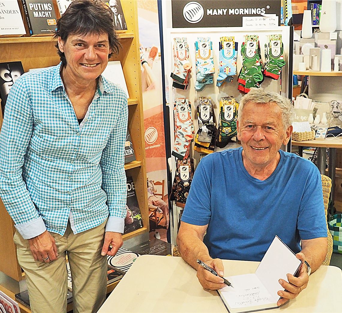 Beim Signieren des neuen Buches freuen sich Angelika Wetzel und Hatto Zeidler über die gelungene Autorenlesung. Foto: Müller