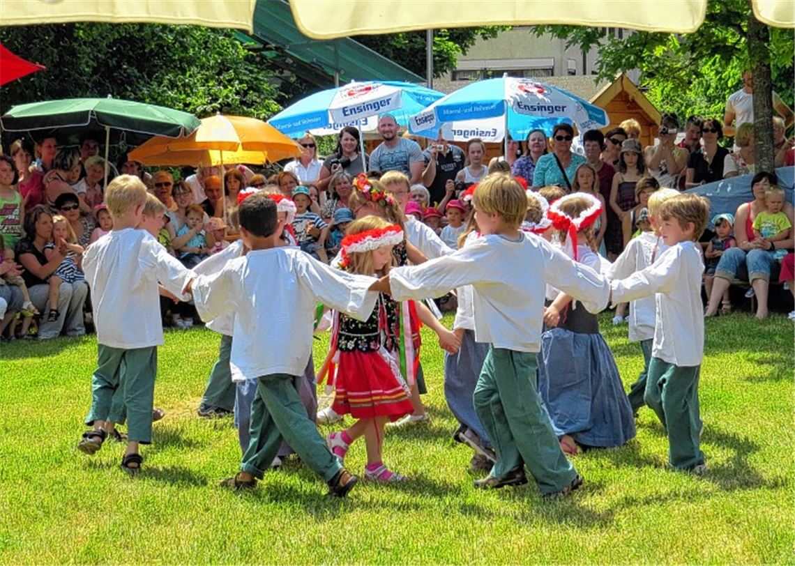 Beim Sommerfest zeigen die Kindergartenkinder internationale Tänze.