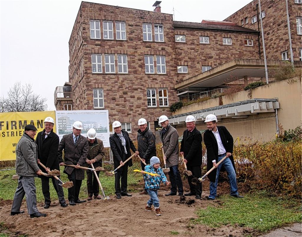 Beim Spatenstich, bei dem der kleine Marc fleißig mitwirkt (v. li.): Professor Dr. Rainer Blank (Leitender Arzt im Kinderzentrum), Landratstellvertreter Wolfgang Herz, Bürgermeister Andreas Felchle, Klaus Kaiser (Vorstand Kinderzentrum e. V.), Architekt Dieter Asal, Werner Hupbauer (Christophorushilfe), Architekt Stephan Traub, Dietmar Lepka (kaufmännischer Leiter des Kinderzentrums) und Steffen Stüber (Geschäftsführer der Firma Pfirmann Industriebau). Die Animationen des Architekturbüros lassen erahnen, wie sich das neue Gebäude in die Umgebung einfügt. Fotos: Sadler (2), privat (1)