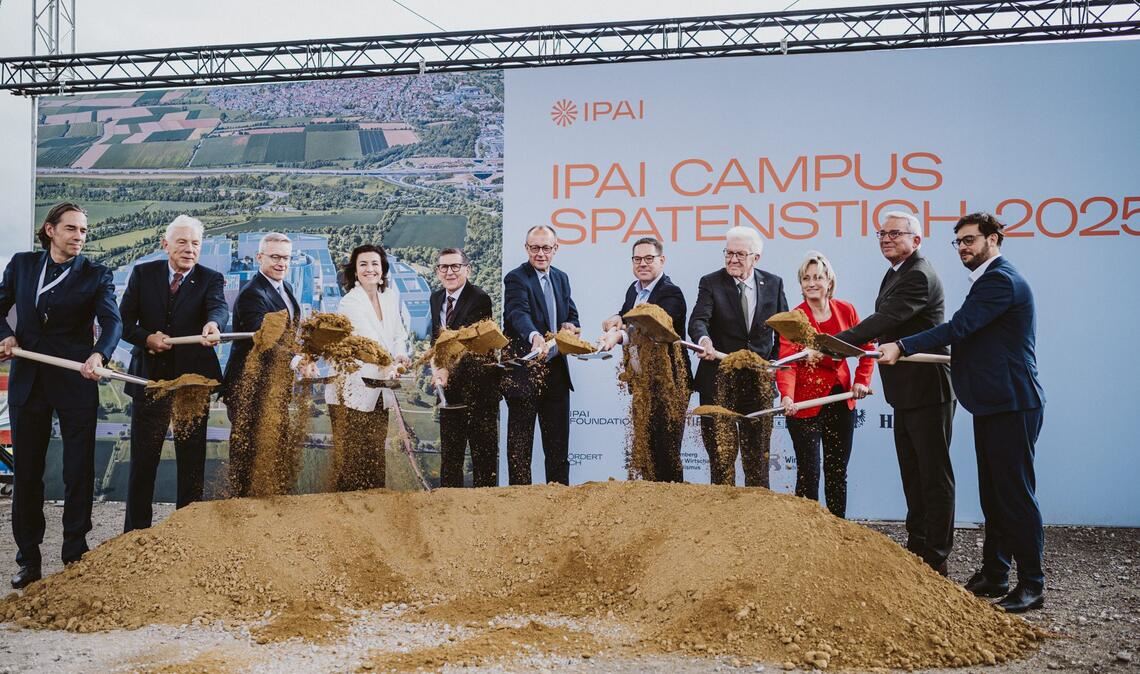 Beim Spatenstich des IPAI am Dienstag. In der Mitte: Kanzler Friedrich Merz.