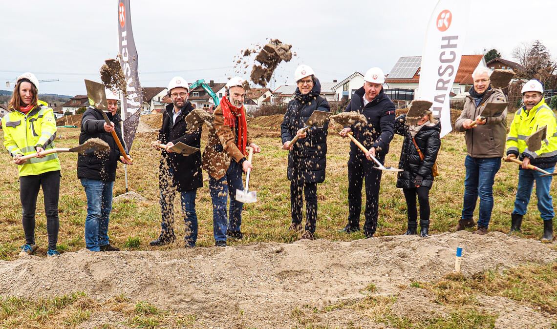 Beim Spatenstich freuen sich Vertreter aus Stadt, Unternehmen und Planung über den offiziellen Start des Projekts. Foto: Müller