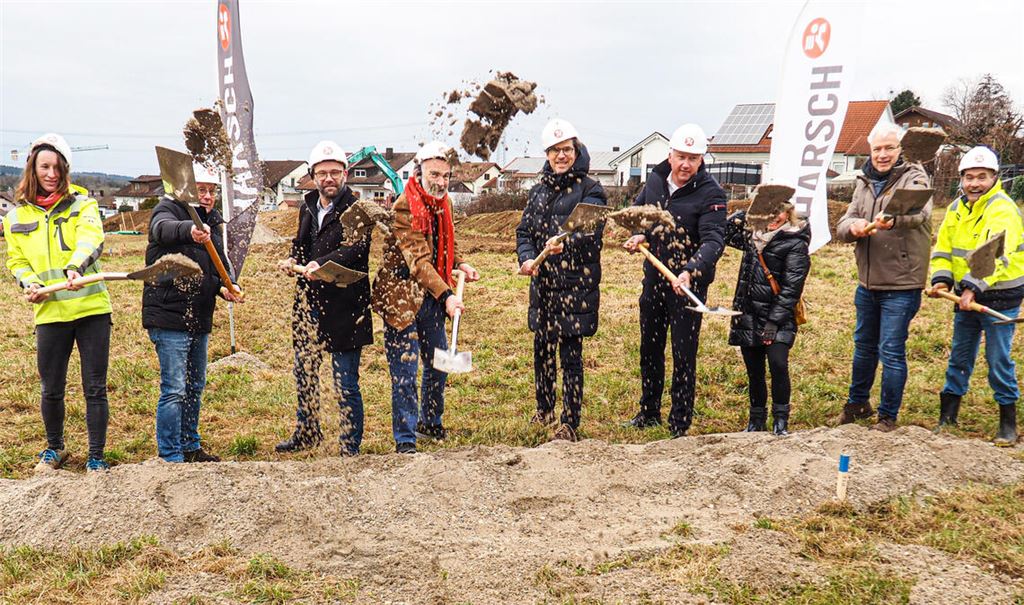 Beim Spatenstich freuen sich Vertreter aus Stadt, Unternehmen und Planung über den offiziellen Start des Projekts. Foto: Müller