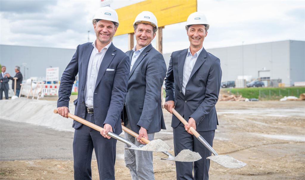 Beim Spatenstich in Österreich (v.li.): Matthias Unger, Chef der Firma Unger Stahlbau, Geschäftsführer Michael Craiss und Hagen Temmel, Gesellschafter der CUT Logistikimmobilien GmbH. Foto: Craiss