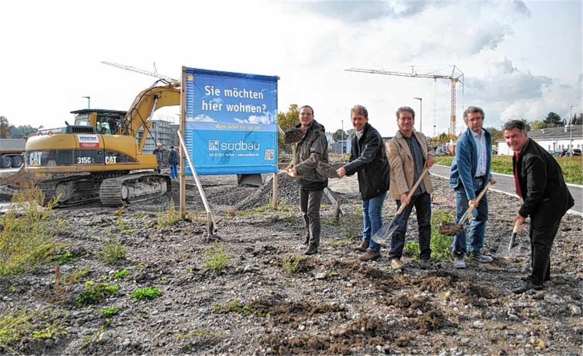 Beim Spatenstich (v. li.): Illingens Bauamtsleiter Thomas Mörmann, südbau-Geschäftsführer Markus Vierling, Gemeinderat Peter Pförsich, Bauleiter Wolfgang Zoz und Gemeinderat Johann Sturm als Stellvertreter von Bürgermeister Harald Eiberger. Foto: Stahlfeld