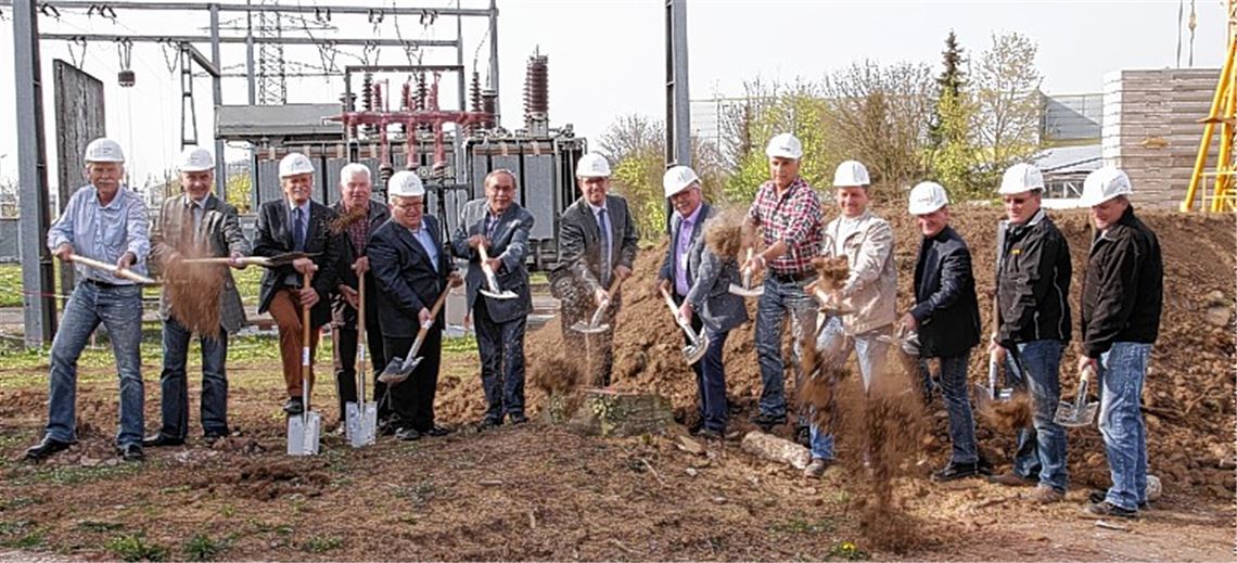 Beim Spatenstich (v. li.): Statiker Joachim Sommer, Stadtwerke-Prokurist Matthias Bosch, Stadtwerke-Geschäftsführer Jürgen Meeh, die Stadträte Theo Bellon, Günter Bächle und Rolf Leo, Oberbürgermeister und SWM-Aufsichtsratsvorsitzender Frank Schneider, Wolfgang Schreiber, Stadtrat und Geschäftsführer der Firma Müller & Bleher, Wolfgang Hagenbuch von der Firma HS-Bau, Architekt Markus Pfeil, Bürgermeister Winfried Abicht sowie die Stadtwerke-Mitarbeiter Uwe Pfisterer und Helmut Wälzel. Foto: Sadler