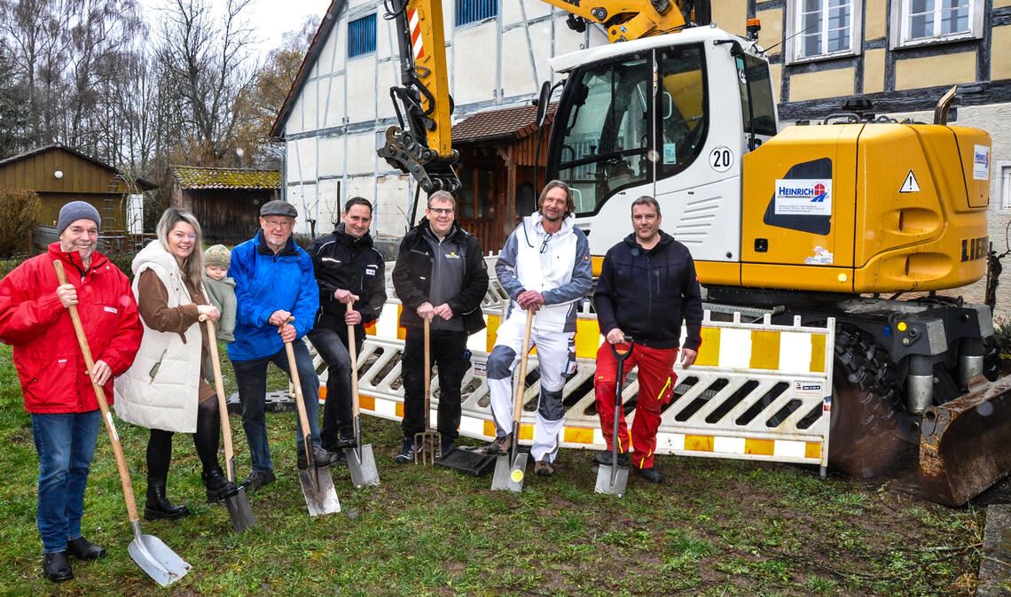 Beim Spatenstich (v.li.): Gerhard Schneider vom Förderverein, Bürgermeisterin Walch, der Vereinsvorsitzende Ernst Falk sowie Steffen Mertz (Firma Heinrich), Matthias Gommel (Firma Gommel), Wolfgang Duss (Firma E.+E. Egler) und Jochen Gilly (Firma Gilly). Foto: privat