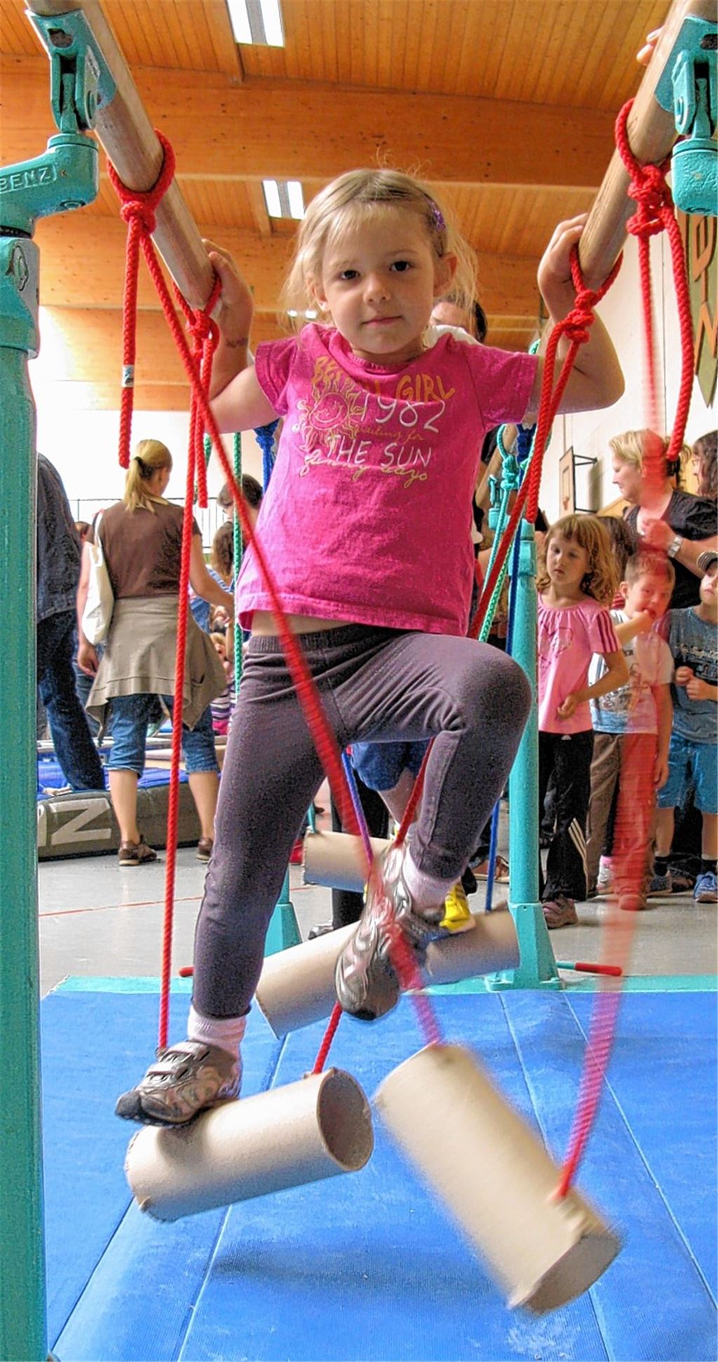 Beim Spielfest sind im Parcours unter anderem Kraft und Koordination gefragt. 