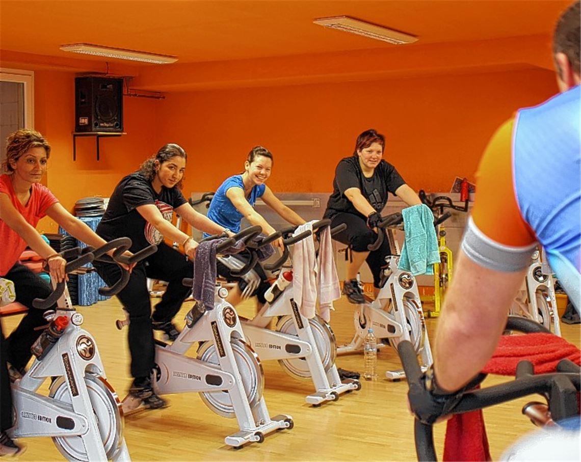 Beim Spinning kommen die Berufsschüler ganz schön ins Schwitzen. Foto: Recken